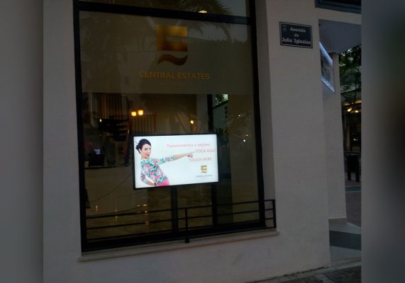 NSH Digital Signage instala un escaparate táctil outdoor en una de las más importantes inmobiliarias de Puerto Banús en Marbella