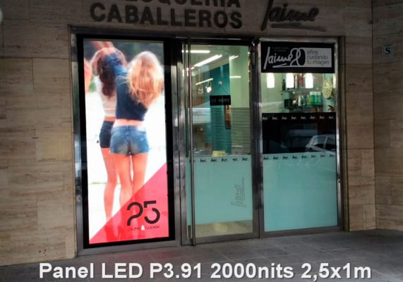 Panel LED 1x2,5m vertical P3.91 2000nits en Sevilla