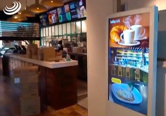 Menu Board Videowall 5x1 de 55" + Totem 55" en Lobby Café