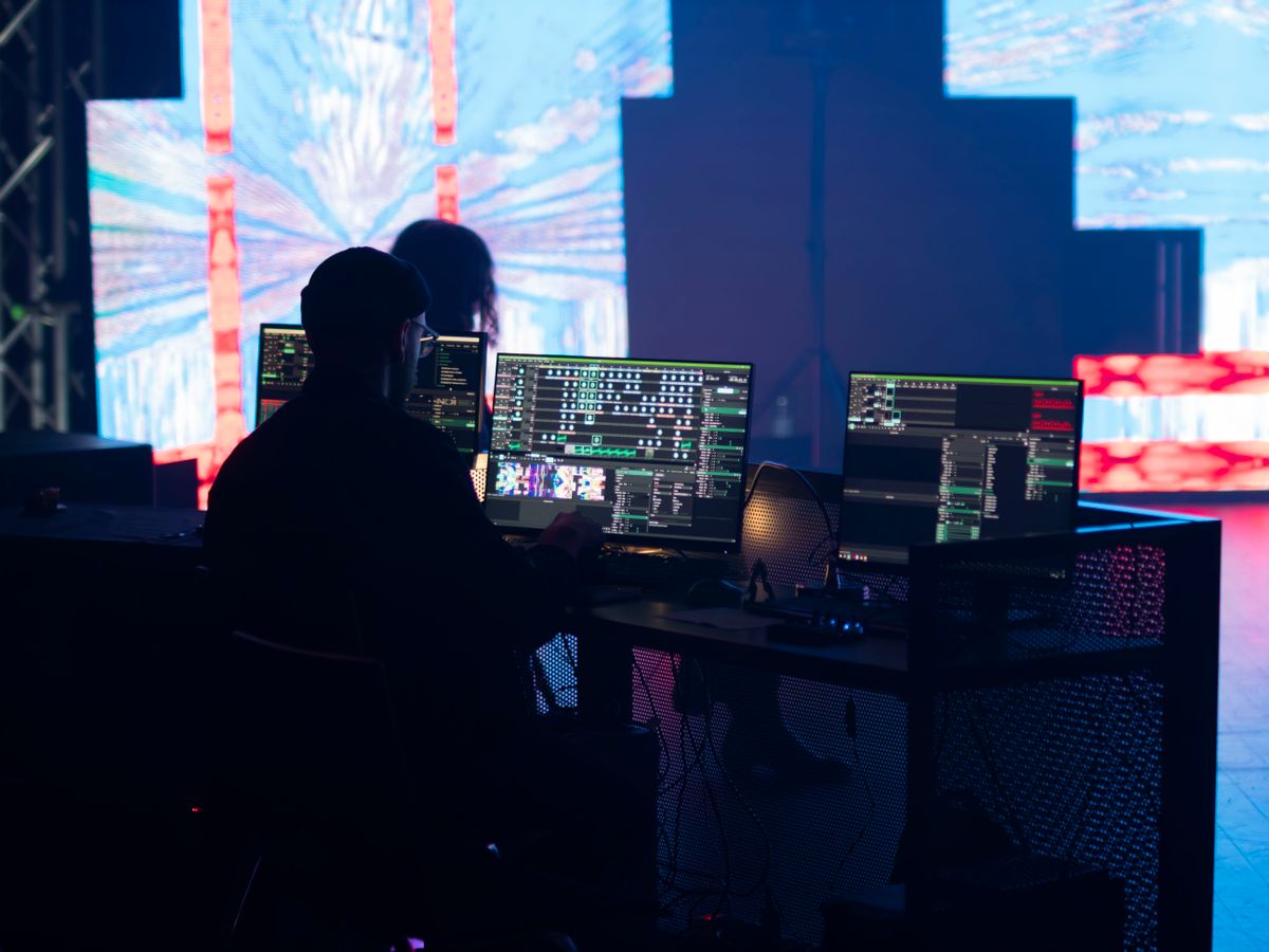 Técnico controlando pantallas LED de gran formato