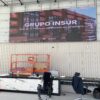 Pantalla LED interior NSH HD de gran formato instalada en hall corporativo