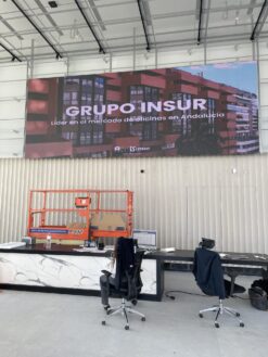 Pantalla LED interior NSH HD de gran formato instalada en hall corporativo